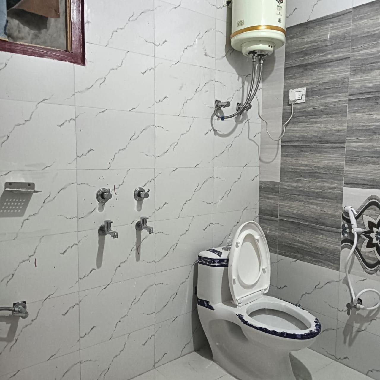 Tosh Aditya Guest House מראה חיצוני תמונה